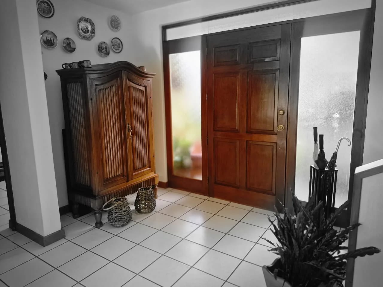 Hermosa Casa de 2 Niveles en Terravista con Amplio Jardín — foto 2 de 16