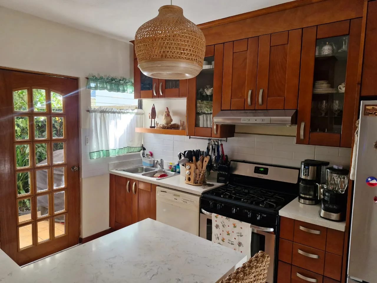Hermosa Casa de 2 Niveles en Terravista con Amplio Jardín — foto 9 de 16