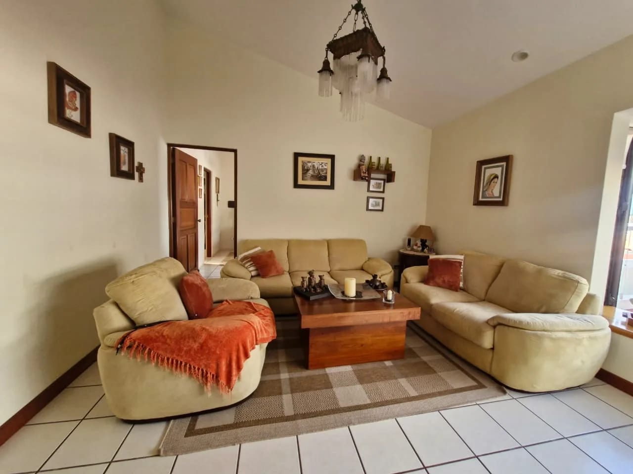Hermosa Casa de 2 Niveles en Terravista con Amplio Jardín — foto 12 de 16