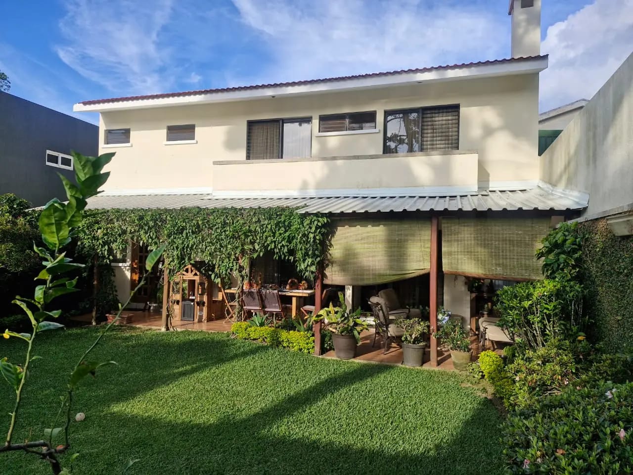 Hermosa Casa de 2 Niveles en Terravista con Amplio Jardín — foto 1 de 16